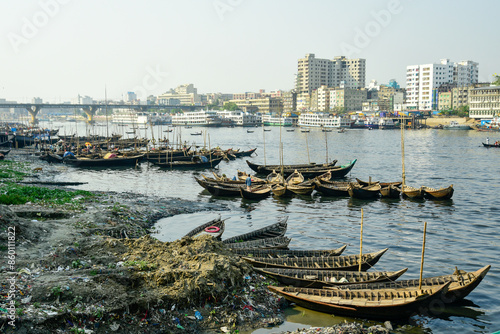 バングラデシュ首都ダッカにあるサダルガットのブリガンガ川岸の風景Scenery of the Buriganga riverbank in Sadarghat in Dhaka, the capital of Bangladesh photo