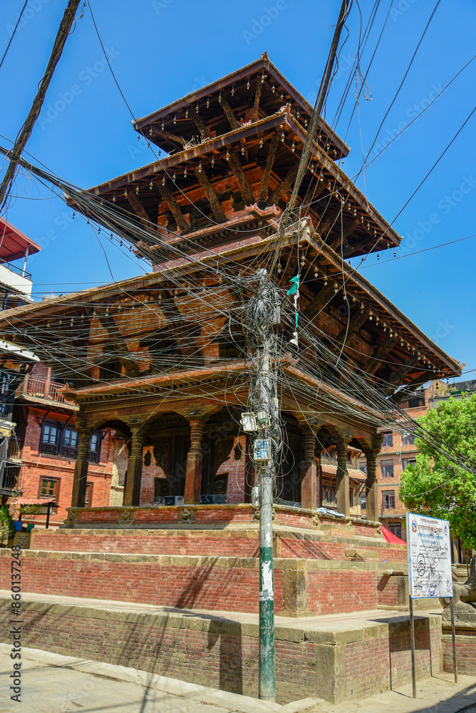 ネパールで見られる電柱に絡まるケーブルの風景Scenery of cables tangled in utility poles in Nepal ネパールで見られる電柱に絡まるケーブルの風景Scenery of cables tangled in utility poles in Nepal