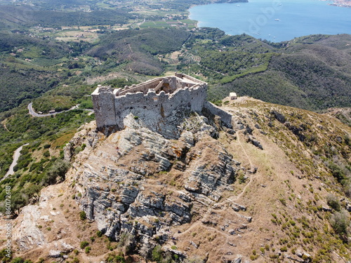 La fortezza del Volterraio vista col drone - Isola d'Elba