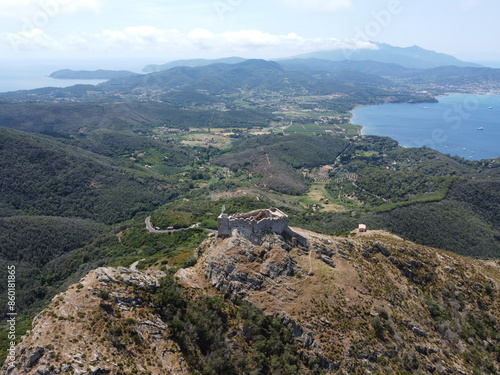 Fortezza del Volterraio con l'isola d'Elba sullo sfondo, vista aerea