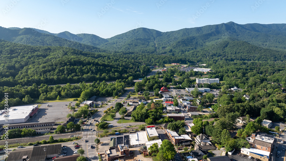 Obraz premium Aerial view of Black Mountain, NC, showcasing a charming town surrounded by lush green forests and mountainous landscape.