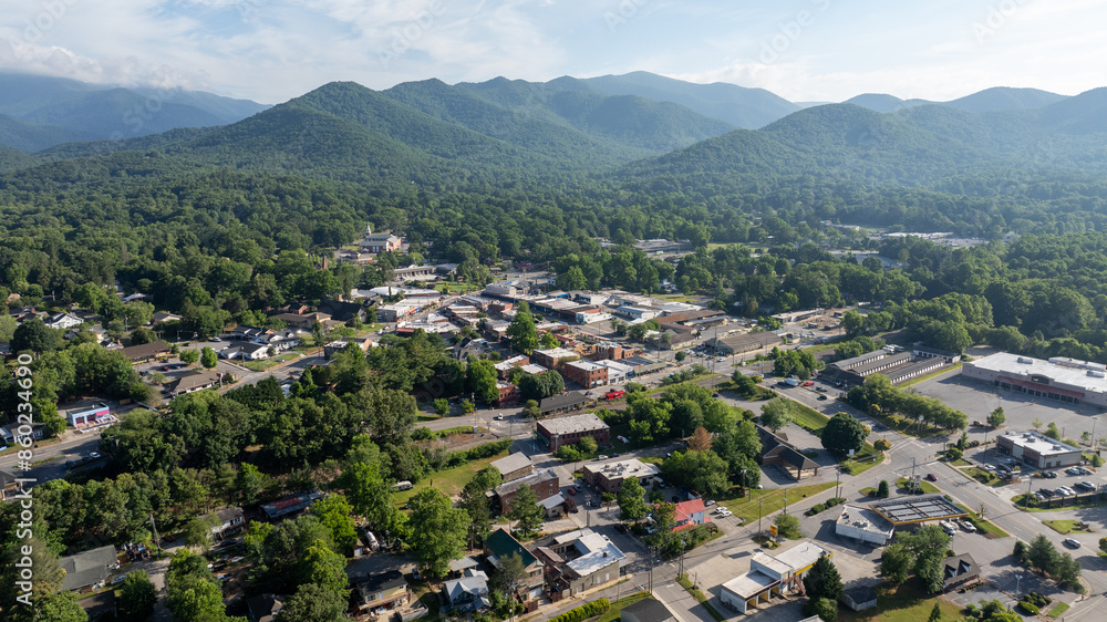 Obraz premium Aerial view of Black Mountain, NC, showcasing a charming town surrounded by lush green forests and mountainous landscape.