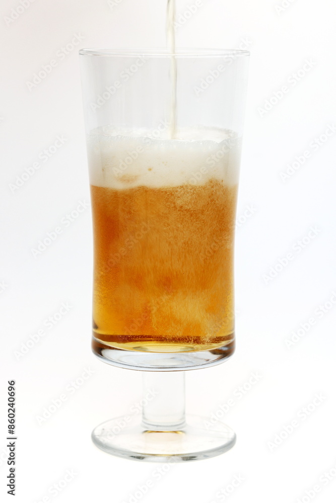 Bier eingiessen in Wasserglas, wildes eingiessen Bier eingiessen in Wasserglas, wildes eingiessen