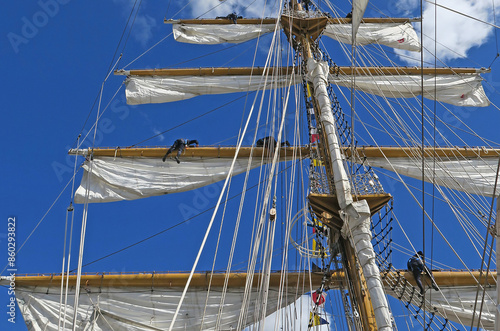 Fotografija Sailors in the rigg of a clipper with square sails - Arbeiten im Rigg eines Groß