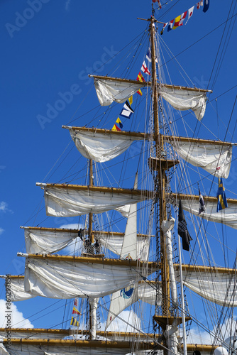 Takelage eines Windjammers mit Rahsegeln - rig of a tall ship with square sails photo