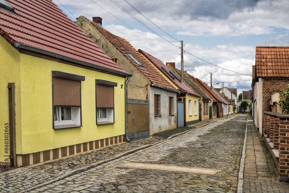 tangerhütte, deutschland - alte häuser in einer schmalen straße