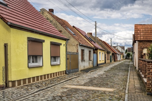 Obraz na płótnie tangerhütte, deutschland - alte häuser in einer schmalen straße w salonie