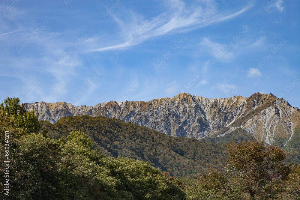 青空と雲が広がる大山、秋の日本の風景 青空と雲が広がる大山、秋の日本の風景