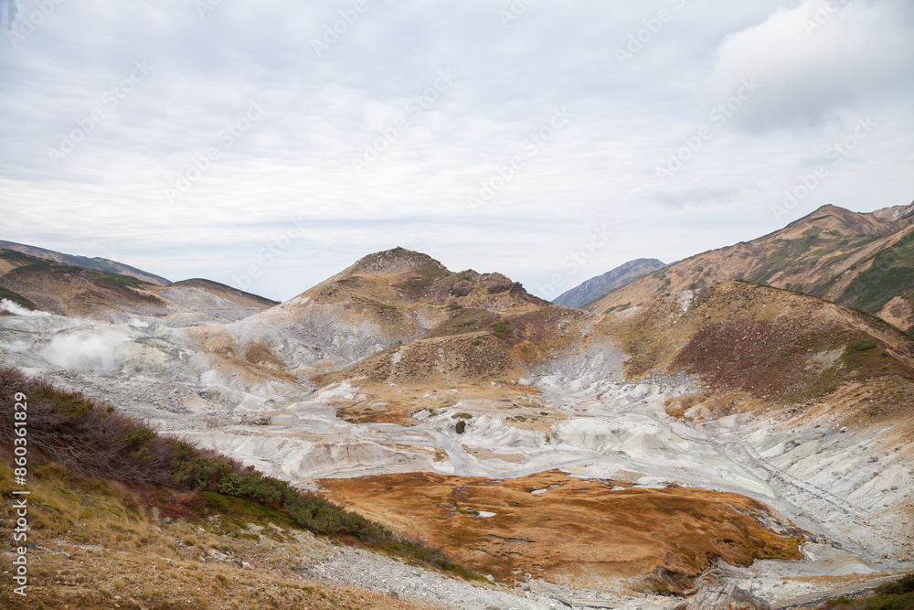 Obraz premium 百名山の立山、荒涼とした地獄谷と秋の紅葉が美しい風景