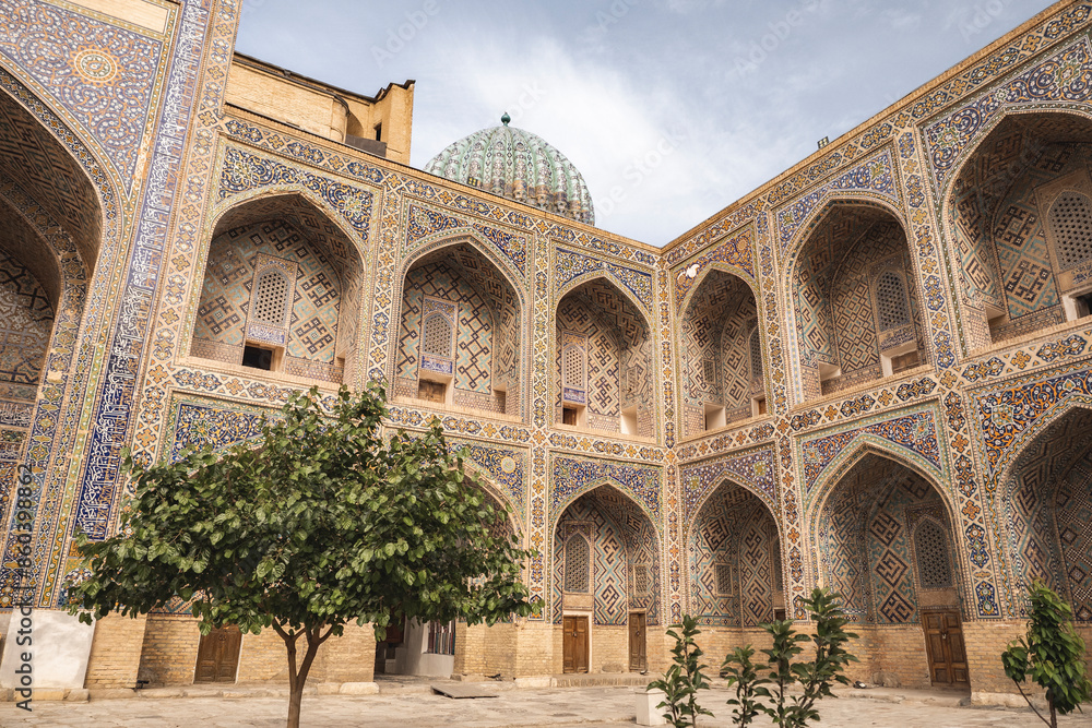 Obraz premium Internal courtyard of Cher-dor medersa, in Samarkand, Uzbekistan