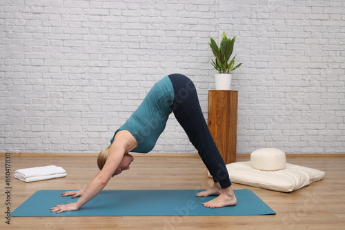 Frau beim Yoga im Yogastudio - downward-facing dog