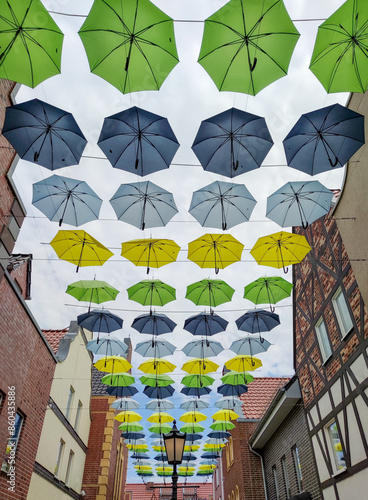 Bunte Regenschirme gegen Himmel photo