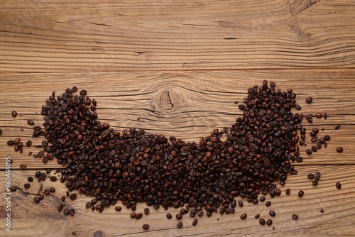 Kaffeebohnen im Halbkreis auf alten Holzbrettern