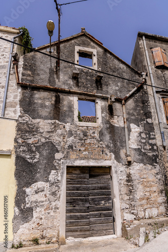 Obraz na płótnie Strolling through the streets of the decaying village of Zirje on the island of the same name in Croatia w salonie