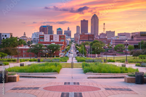 Obraz na płótnie Des Moines, Iowa, USA. Cityscape image of Des Moines skyline, Iowa, USA at summer sunset. w salonie