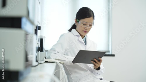 Wallpaper Mural doctor using tablet in lab Torontodigital.ca