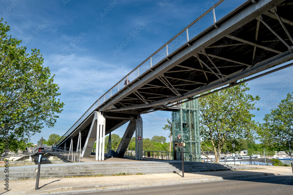 Une passerelle franchie la Seine au niveau de Bercy à Paris en France