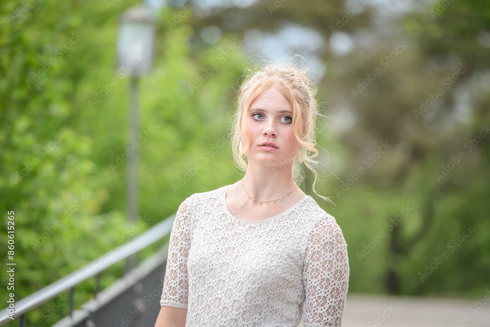 Frau / Kleid Frau / Kleid