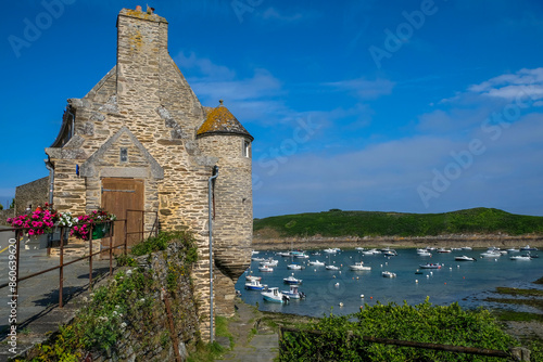 Bretagne le Conquet, la Maison des Seigneurs et le port photo