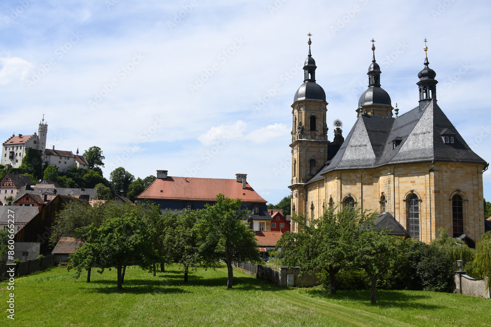 Ortsblick von dem Wallfahrtsort 91327 Gößweinstein in der Fränkischen Schweiz, Mittelfranken, Bayern, Deutschland, Europa mit der Basilika Heilige Dreifaltigkeit und der Burg im Erzbistum Bamberg Ortsblick von dem Wallfahrtsort 91327 Gößweinstein in der Fränkischen Schweiz, Mittelfranken, Bayern, Deutschland, Europa mit der Basilika Heilige Dreifaltigkeit und der Burg im Erzbistum Bamberg