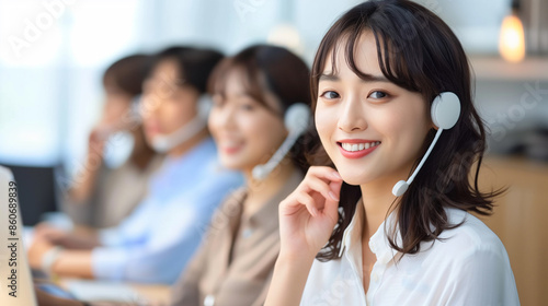 コールセンターの笑顔の女性