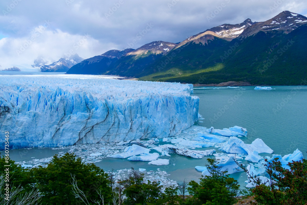 Obraz premium View of Perito Moreno Glacier with pieces of ice floating in the water, Los Glaciares National Park, Argentina