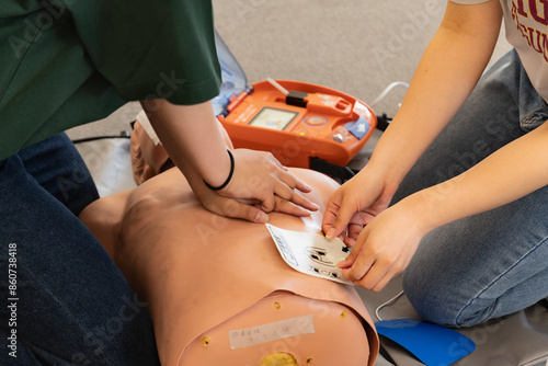 日本の救急救命講習会　一次救命処置胸骨圧迫とAED救護者の連携