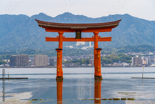 日本の広島県の宮島にある、厳島神社の大鳥居