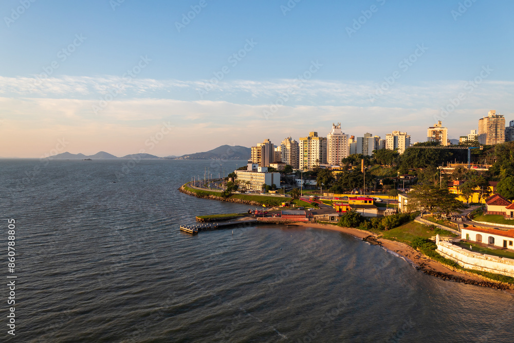Obraz premium Florianópolis e seus prédios no pôr do sol