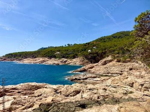 Felsküste der Costa Brava am Mittelmeer bei Tamariu vom Wanderweg Camí de Ronda aus gesehen, Katalonien, Costa Brava, Girona, Spanien