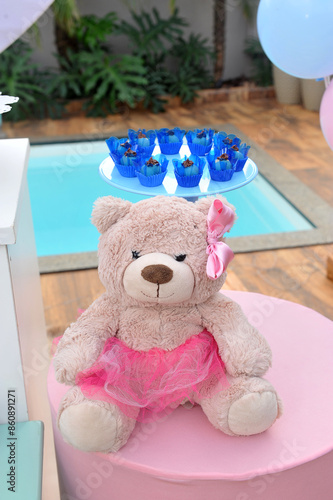 urso fofo com laço rosa photo