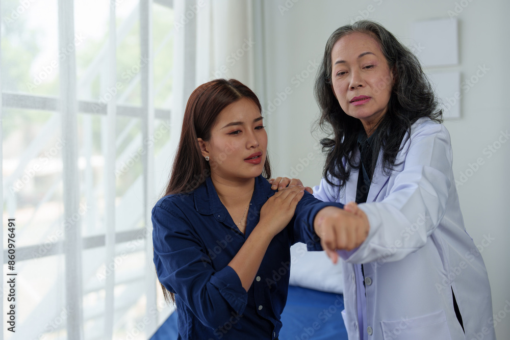 Female patient who has a problem with body aches due to fatigue from work. Retired doctor inquires about pain, gives treatment, medicine and advice Health examination in clinic. Female patient who has a problem with body aches due to fatigue from work. Retired doctor inquires about pain, gives treatment, medicine and advice Health examination in clinic.