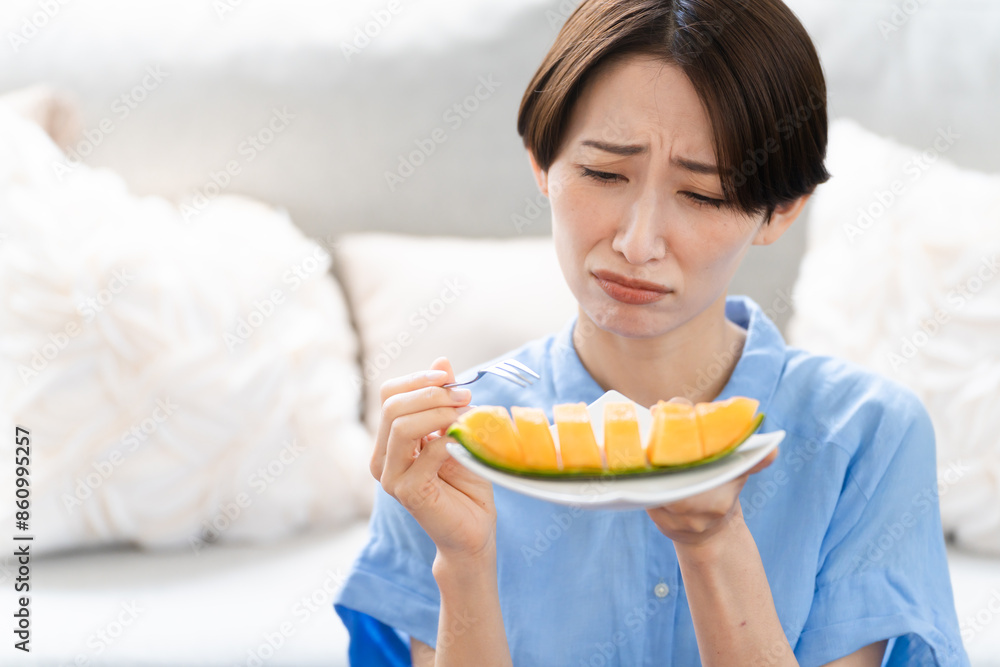 メロンを食べる若い女性　ライフスタイルイメージ