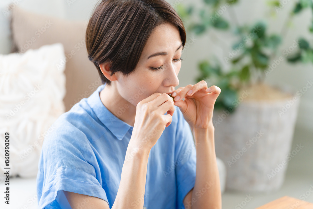 枝豆を食べる若い女性　ライフスタイルイメージ
