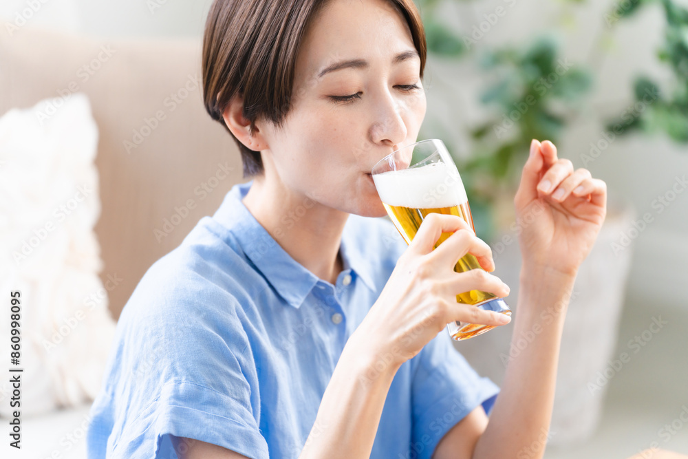 ビールを飲む若い女性　ライフスタイルイメージ