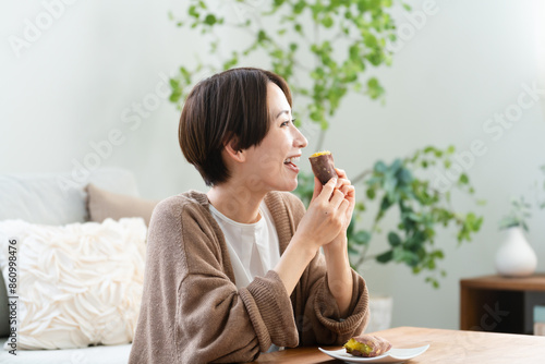 焼き芋を食べる若い女性　ライフスタイルイメージ photo