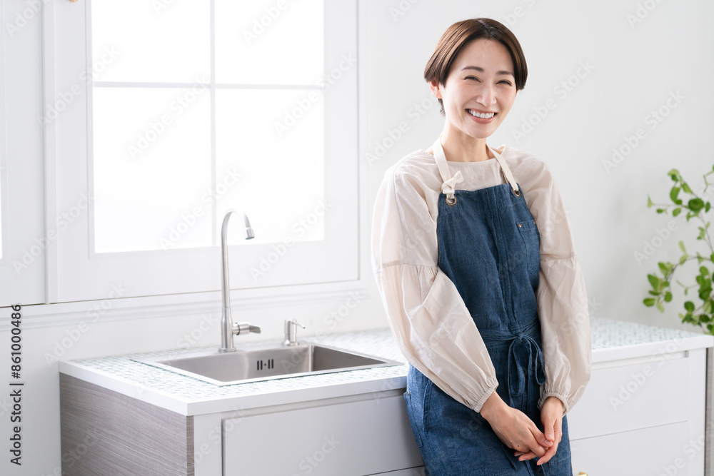エプロン姿の若い女性 ライフスタイルイメージ エプロン姿の若い女性 ライフスタイルイメージ