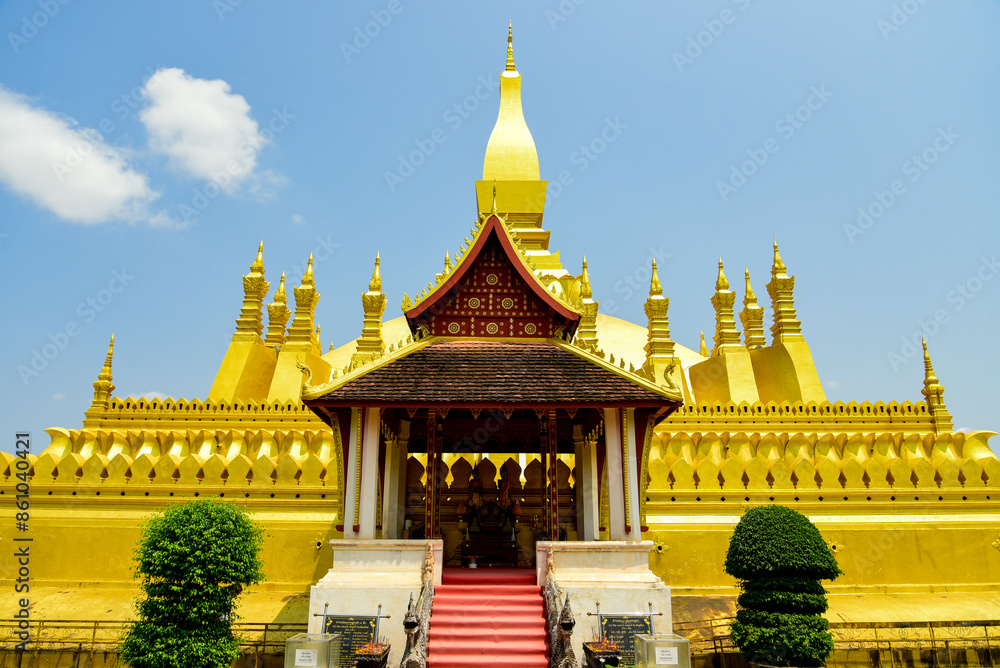 Naklejka premium ラオスの首都ヴィエンチャンにあるタート・ルアンのとても美しい風景The beautiful scenery of That Luang in Vientiane, the capital of Laos