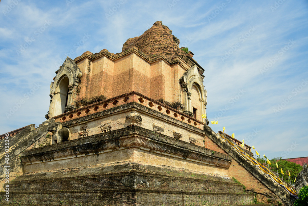 タイチェンマイにあるワット・チェディルアン寺院の美しい風景Beautiful scenery of Wat Chediluang temple in Chiang Mai, Thailand タイチェンマイにあるワット・チェディルアン寺院の美しい風景Beautiful scenery of Wat Chediluang temple in Chiang Mai, Thailand