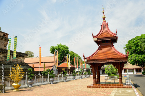 Wallpaper Mural タイチェンマイにある寺院の美しい風景 Torontodigital.ca