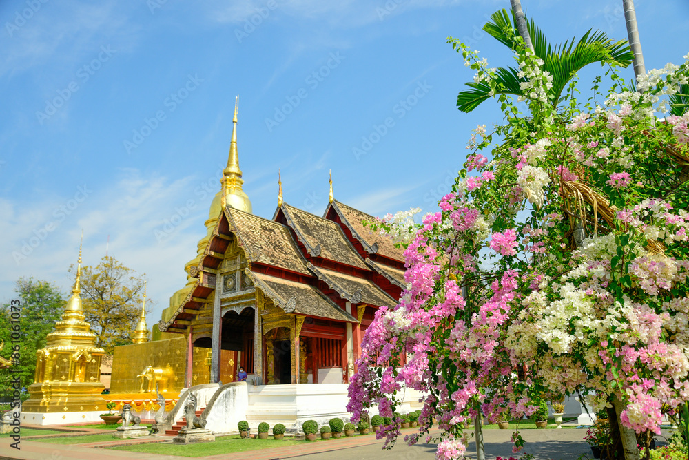 Naklejka premium タイチェンマイにあるワット・プラシン寺院の美しい風景Beautiful scenery of Wat Phra Singh temple in Chiang Mai, Thailand