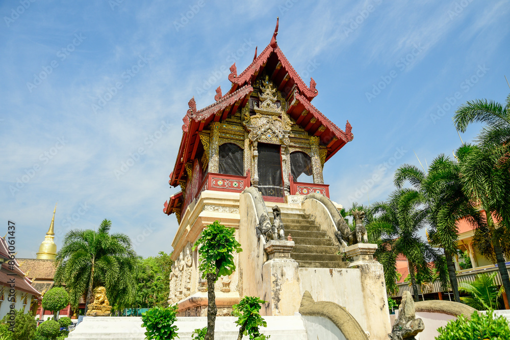 Fototapeta premium タイチェンマイにあるワット・プラシン寺院の美しい風景Beautiful scenery of Wat Phra Singh temple in Chiang Mai, Thailand