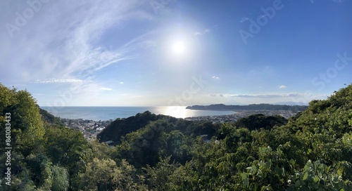 山の上から見た景色、太陽と海と空と富士山、光る海と太陽、俯瞰から見る海の風景、水平線の見える風景、鎌倉の街並みと相模湾の風景、鎌倉の山から富士山と太平洋を望む風景