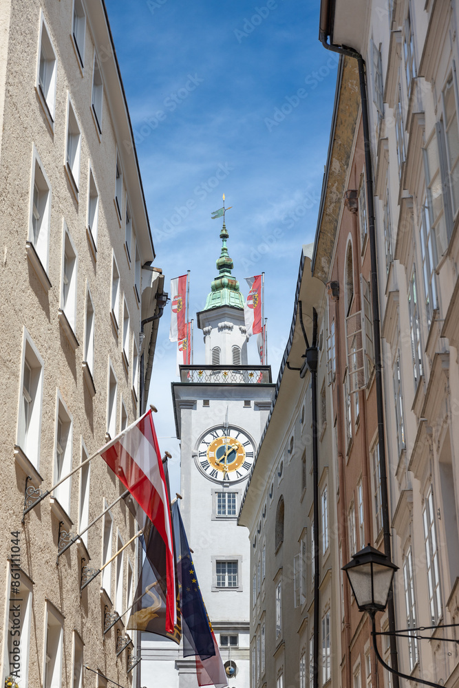 Fototapeta premium Altes Rathaus mit Uhrturm in der Altstadt von Salzburg