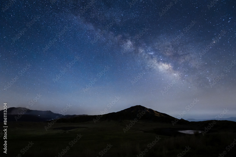 阿蘇の草千里の夜空に天の川が輝く