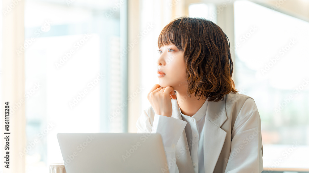 考えごとをする若いビジネスウーマン 考えごとをする若いビジネスウーマン