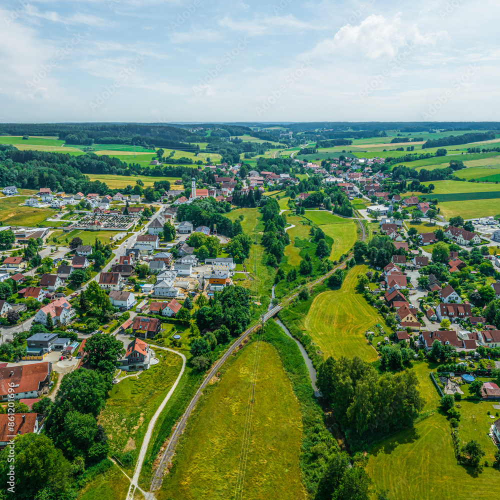 Fototapeta premium Die Gemeinde Langenneufnach im Naturpark Augsburg - Westliche Wälder im Luftbild