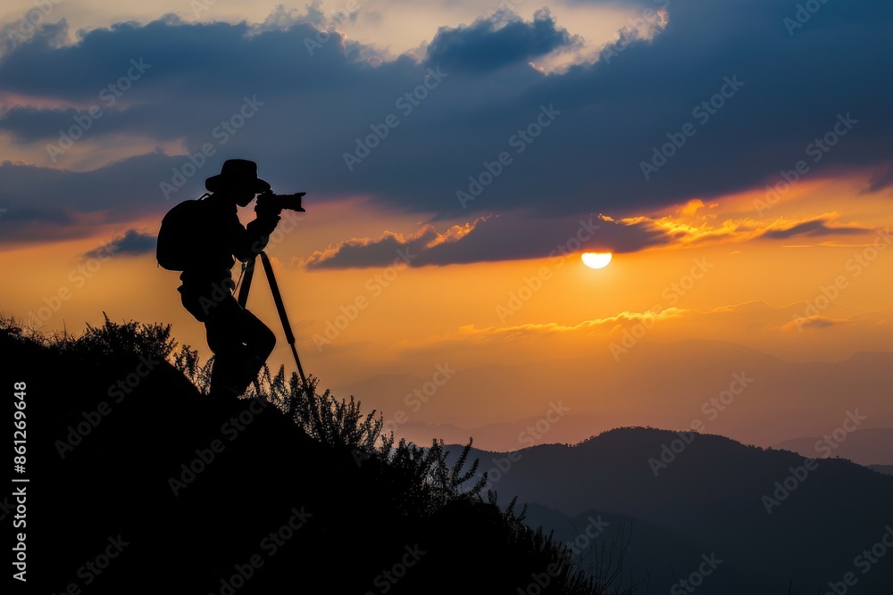 Fototapeta premium silhouette photographer who shoots sunset
