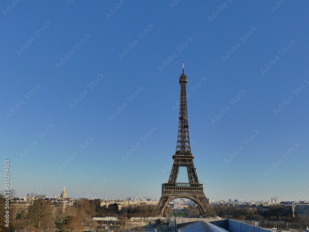 Fototapeta premium La Tour Eiffel par un ciel bleu
