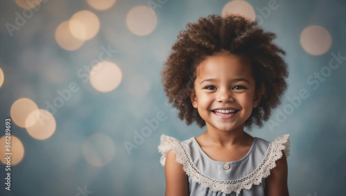 Bambina afro americana sorridente su sfondo colorato di azzurro photo